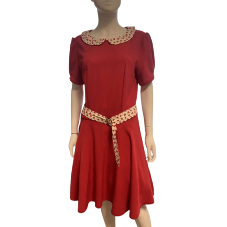 Robe rouge col cerise