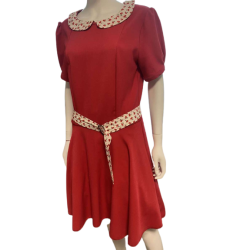 Robe rouge col cerise